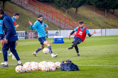 Intenso entrenamiento del CD Numancia. MARIO TEJEDOR (73)