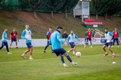 Intenso entrenamiento del CD Numancia. MARIO TEJEDOR (75)