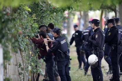 Detención de un aficionado del Cornellá en los prolegómenos del choque. MARIO TEJEDOR