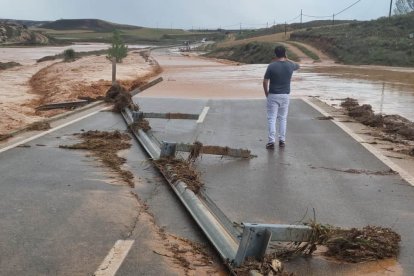 <p>Las tormentas cayeron con estrépito en la zona de las Vicarías y provocaron daños en Fuentelmonge y Monteagudo tal y como podemos ver en las imágenes.</p>
<p>Lluvias torrenciales caídas por la tarde dejaron casi 50 litros por metro cuadrado y la carretera SO-340 impracticable debido al desbordamiento del cauce de agua.</p>
<p> </p>