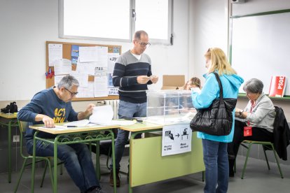 Imágenes de la jornada electoral del 28M durante la mañana.-GONZALO MONTESEGURO