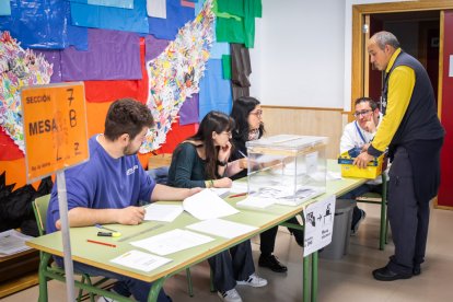 Imágenes de la jornada electoral del 28M durante la mañana.-GONZALO MONTESEGURO