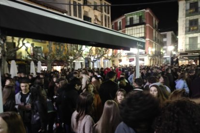 Ambiente en la plaza Herradores... con la verbena ya acabada. A.C.