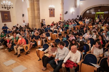 El aula magna Tirso de Molina acogió la multitudinaria clausura de los Juegos Escolares. GONZALO MONTESEGURO