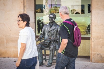 Vandalismo en la estatua de Antonio Machado.-G. MONTESEGURO
