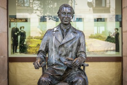 Vandalismo en la estatua de Antonio Machado.-G. MONTESEGURO
