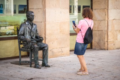 Vandalismo en la estatua de Antonio Machado.-G. MONTESEGURO