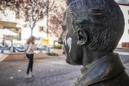 Vandalismo en la estatua de Antonio Machado.-G. MONTESEGURO