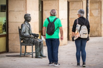 Vandalismo en la estatua de Antonio Machado.-G. MONTESEGURO