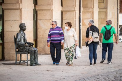 Vandalismo en la estatua de Antonio Machado.-G. MONTESEGURO