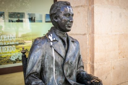 Vandalismo en la estatua de Antonio Machado.-G. MONTESEGURO