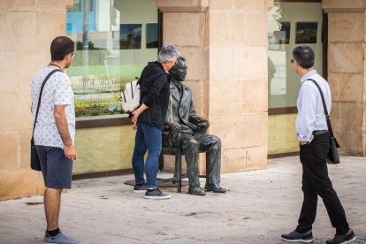 Vandalismo en la estatua de Antonio Machado.-G. MONTESEGURO