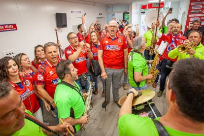 La afición respondió pero la permanencia no se pudo consumar. MARIO TEJEDOR
