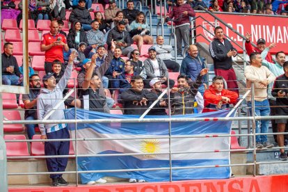 La afición respondió pero la permanencia no se pudo consumar. MARIO TEJEDOR