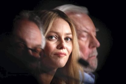 George Miller (medio oculto), Vanessa Paradis y Donald Sutherland, miembros del jurado de la competición oficial. JULIEN WARNAND