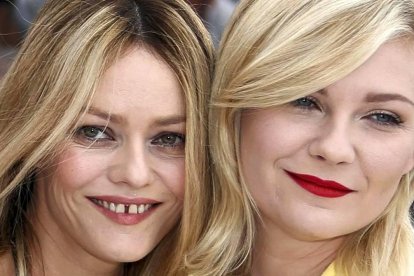 11 de mayo de 2016. Vanessa Paradis y Kirsten Dunst posan antes de la apertura del Festival de cine de Cannes. ERIC GAILLARD