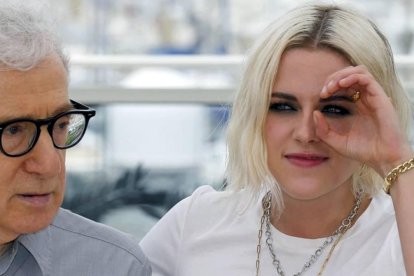 Woody Allen y Kristen Stewart, en Cannes. REGIS DUVIGNAU / REUTERS