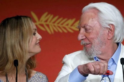 11 de mayo de 2016. Vanessa Paradis y Donald Sutherland durante una conferencia de prensa en el Festival de cine de Cannes. YVES HERMAN