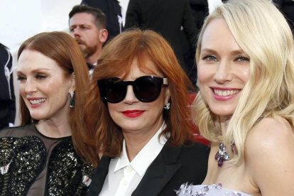 Las actrices Julianne Moore y Susan Sarandon con la británica Naomi Watts. EFE / GUILLAUME HORCAJUELO