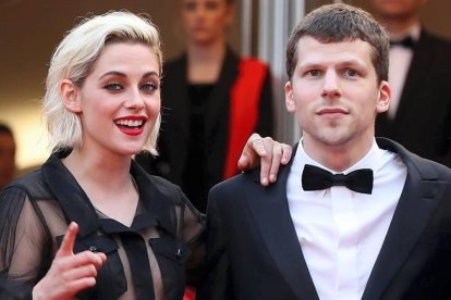Kristen Stewart con Jesse Eisenberg. AFP / VALERY HACHE
