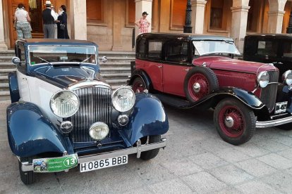 Vehículos expuestos en la plaza Mayor de Soria en la concentración de Laurel de Baco. HDS
