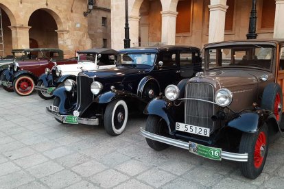 Vehículos expuestos en la plaza Mayor de Soria en la concentración de Laurel de Baco. HDS