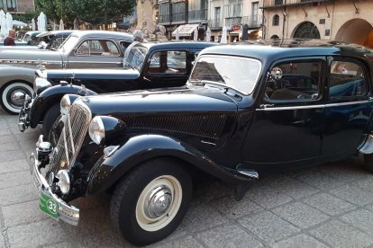 Vehículos expuestos en la plaza Mayor de Soria en la concentración de Laurel de Baco. HDS