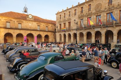 Vehículos expuestos en la plaza Mayor de Soria en la concentración de Laurel de Baco. HDS