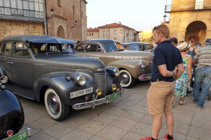 Vehículos expuestos en la plaza Mayor de Soria en la concentración de Laurel de Baco. HDS