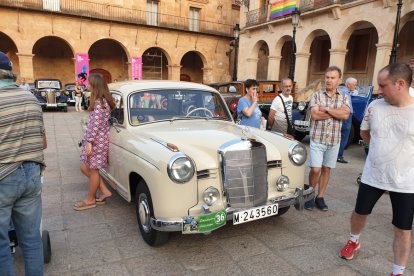 Vehículos expuestos en la plaza Mayor de Soria en la concentración de Laurel de Baco. HDS