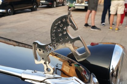 Vehículos expuestos en la plaza Mayor de Soria en la concentración de Laurel de Baco. HDS