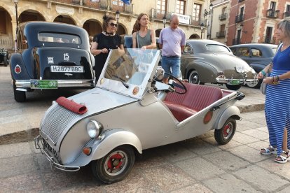 Vehículos expuestos en la plaza Mayor de Soria en la concentración de Laurel de Baco. HDS
