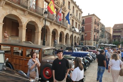 Vehículos expuestos en la plaza Mayor de Soria en la concentración de Laurel de Baco. HDS