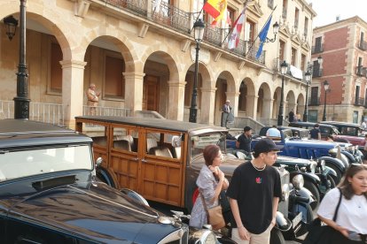 Vehículos expuestos en la plaza Mayor de Soria en la concentración de Laurel de Baco. HDS