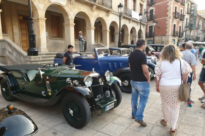 Vehículos expuestos en la plaza Mayor de Soria en la concentración de Laurel de Baco. HDS