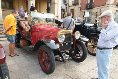 Vehículos expuestos en la plaza Mayor de Soria en la concentración de Laurel de Baco. HDS