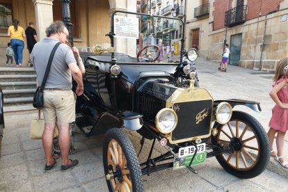 Vehículos expuestos en la plaza Mayor de Soria en la concentración de Laurel de Baco. HDS