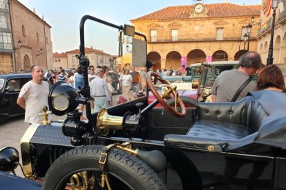 Vehículos expuestos en la plaza Mayor de Soria en la concentración de Laurel de Baco. HDS
