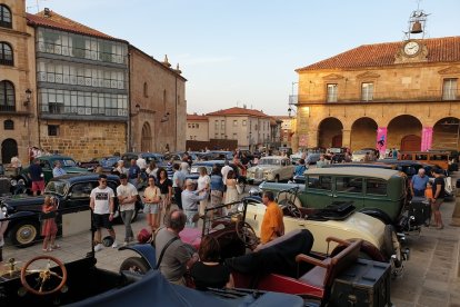 Vehículos expuestos en la plaza Mayor de Soria en la concentración de Laurel de Baco. HDS