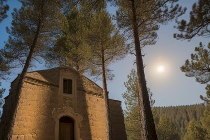 La IA no tiene muy claro cómo es San Saturio. En la primera versión sale esta ermita entre pinos, que se parece a la original más ben poco.