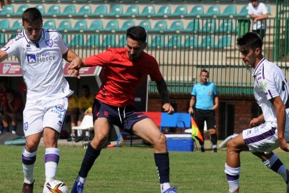 Los canteranos Vicario y Axel con un jugador local. Twitter Gimnástica Segoviana