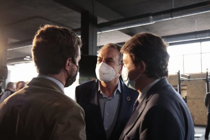 Casado y Mañueco hablando con Zapatero.-G.M.