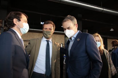 Mañueco, Casado y Zapatero ríen distendidamente.-G.M.