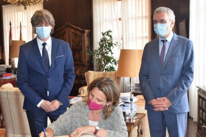 Ribera firmando en el libro del Ayuntamiento.-HDS