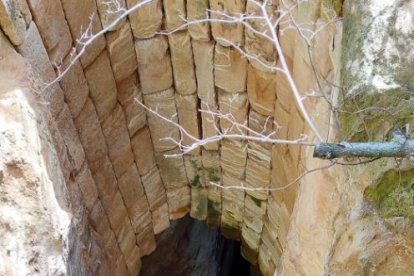 Entrada a la gruta con la bóveda de la Edad Media.