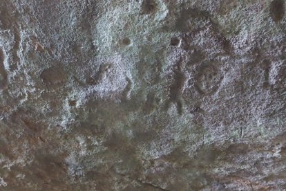 Grabados prehistóricos en el interior de la cueva.