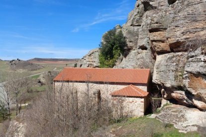 Emita de la Virgen de la Santa Cruz en el exterior de la cueva prehistórica.