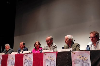 Autoridades y ponentes en el foro del vino.-ANA HERNANDO