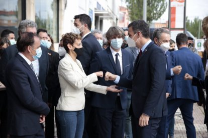 La presidenta del Gobierno de Navarra saludando al jefe del Ejecutivo.-G.M.