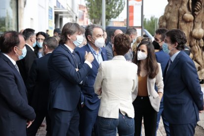 Carlos Martínez, Zapatero y Chivite de espaldas conversando con otros participantes.-G.M.